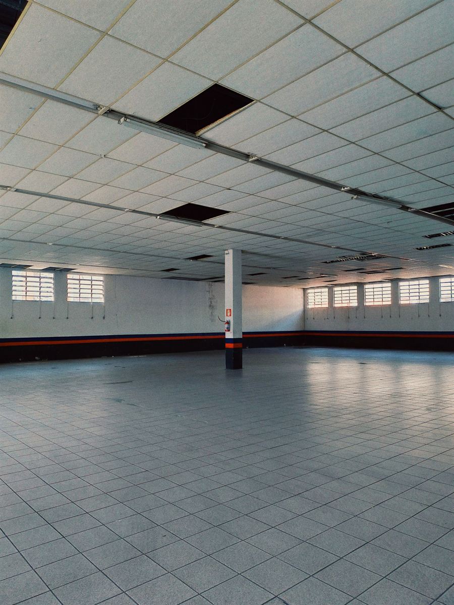 Suspended ceiling grid and tiles in a commercial fit-out
